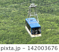 立山連峰ロープウェイを登るケーブルカー 142003676