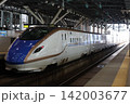 昼間の富山駅に到着する新幹線 142003677
