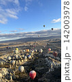 カッパドキアの上空から見た奇岩と熱気球2_トルコ_カッパドキア_ Göreme 142003978