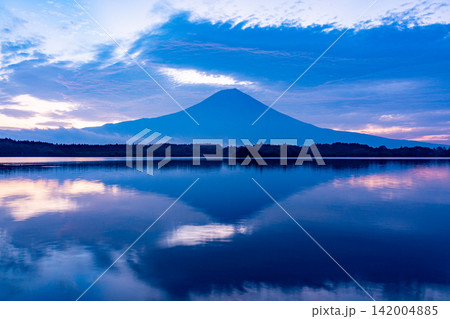(静岡県)富士山・田貫湖の夜明け 秋 (静岡県)富士山・田貫湖の夜明け 秋 142004885