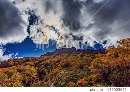 雄大な紅葉の山肌とダイナミックな彩雲が広がるあまりょうの滝展望台からの黒岳の絶景 雄大な紅葉の山肌とダイナミックな彩雲が広がるあまりょうの滝展望台からの黒岳の絶景 142005632