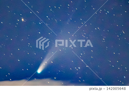 満天の星空を背景に優美な尾を引いて瞬くレモン彗星の絶景 満天の星空を背景に優美な尾を引いて瞬くレモン彗星の絶景 142005648