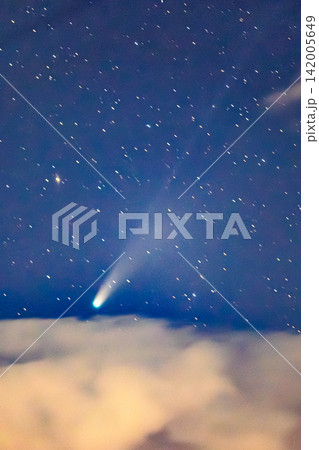 エメラルド色のコマと長いガス尾を引いて夜空を彩る神秘的なレモン彗星 エメラルド色のコマと長いガス尾を引いて夜空を彩る神秘的なレモン彗星 142005649
