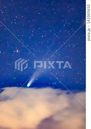 無数の星々が輝く夜空をゆっくりと駆け抜ける幻想的なレモン彗星 無数の星々が輝く夜空をゆっくりと駆け抜ける幻想的なレモン彗星 142005650