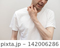 首元の痒みが辛い男性 首元の痒みが辛い男性 142006286