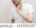 首元の痒みが辛い男性 首元の痒みが辛い男性 142006287