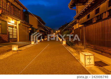 三重県亀山市　関宿の東海道の街道沿いで行われる関宿祇園夏まつりの夜の行灯の点灯 142006740