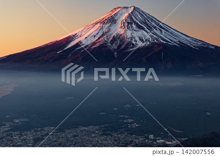 三ツ峠から見る朝焼けの富士山 三ツ峠から見る朝焼けの富士山 142007556
