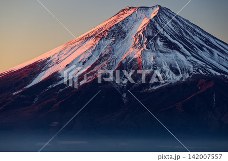 三ツ峠から見る朝焼けの富士山 三ツ峠から見る朝焼けの富士山 142007557