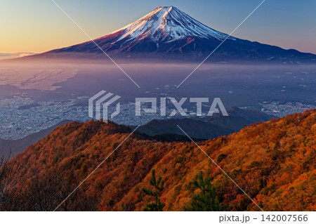 三ツ峠から見る朝焼けの富士山 三ツ峠から見る朝焼けの富士山 142007566