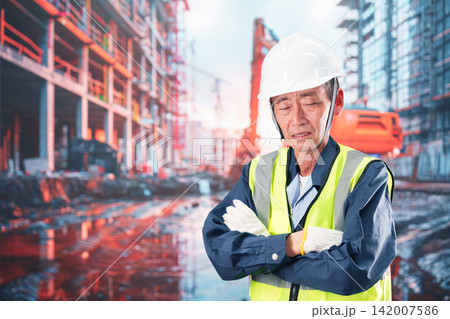 建設現場で頭を抱える男性 142007586