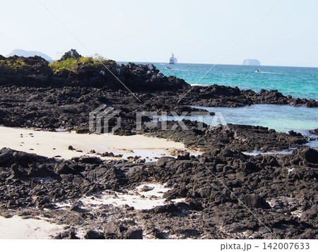 ガラパゴス諸島 ラスバチャスの溶岩海岸と美しいブルーの海（エクアドル） 142007633
