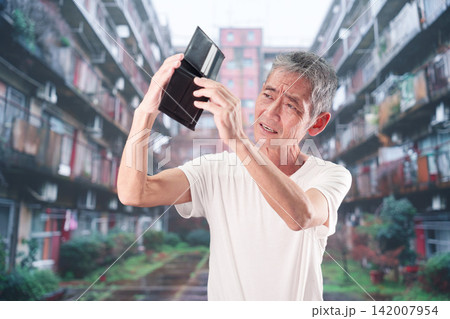 物価高で金欠に苦しむ貧乏な高齢男性 142007954