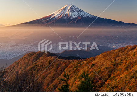 三ツ峠から見る朝焼けの富士山 三ツ峠から見る朝焼けの富士山 142008095