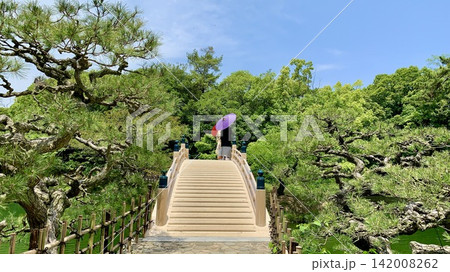 五月晴れの青空と新緑に彩られた太鼓橋「偃月橋」に佇む和装の新郎新婦〈栗林公園/香川県高松市〉 142008262