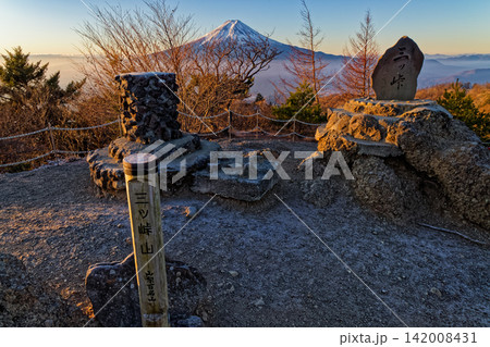 早朝の三ツ峠山頂から見る富士山 142008431