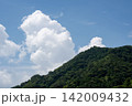 山の上に浮かぶ白い雲 142009432