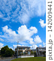 爽やかな雲と青空と住宅街の風景 142009441