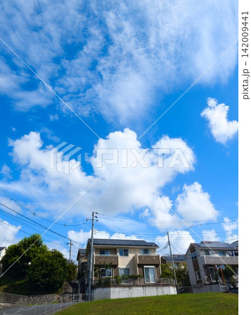 爽やかな雲と青空と住宅街の風景 142009441