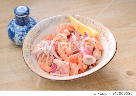 海老と烏賊のソテー、炒め物。バナメイエビと赤いかのシンプルな料理。 海老と烏賊のソテー、炒め物。バナメイエビと赤いかのシンプルな料理。 142009556
