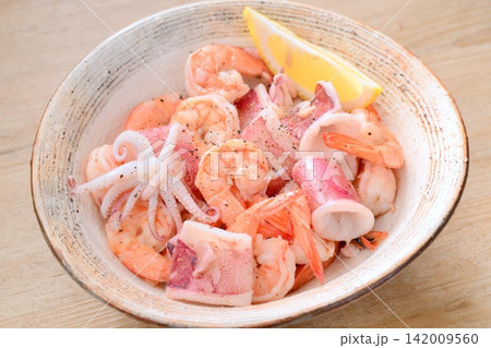 海老と烏賊のソテー、炒め物。バナメイエビと赤いかのシンプルな料理。 海老と烏賊のソテー、炒め物。バナメイエビと赤いかのシンプルな料理。 142009560