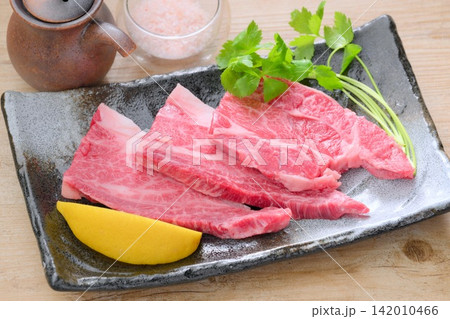 未加熱・未調理の焼肉用の生肉「牛肩ロース(厚切り)」 未加熱・未調理の焼肉用の生肉「牛肩ロース(厚切り)」 142010466