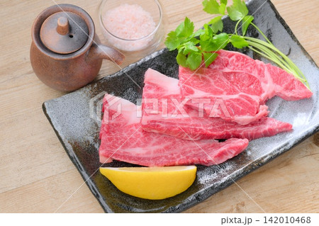 未加熱・未調理の焼肉用の生肉「牛肩ロース(厚切り)」 未加熱・未調理の焼肉用の生肉「牛肩ロース(厚切り)」 142010468