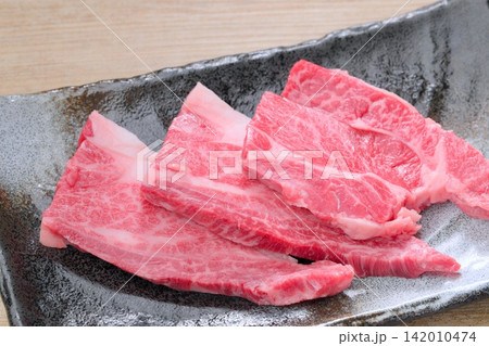 未加熱・未調理の焼肉用の生肉「牛肩ロース(厚切り)」 未加熱・未調理の焼肉用の生肉「牛肩ロース(厚切り)」 142010474