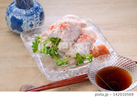 夏料理、冷しゃぶ豚肉の長芋・かいわれ大根巻。 夏料理、冷しゃぶ豚肉の長芋・かいわれ大根巻。 142010569