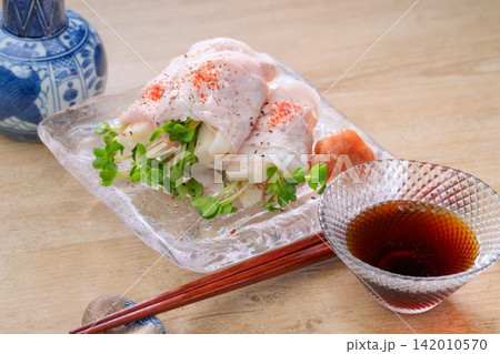 夏料理、冷しゃぶ豚肉の長芋・かいわれ大根巻。 夏料理、冷しゃぶ豚肉の長芋・かいわれ大根巻。 142010570