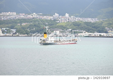 海を進む小型タンカー 海を進む小型タンカー 142010697