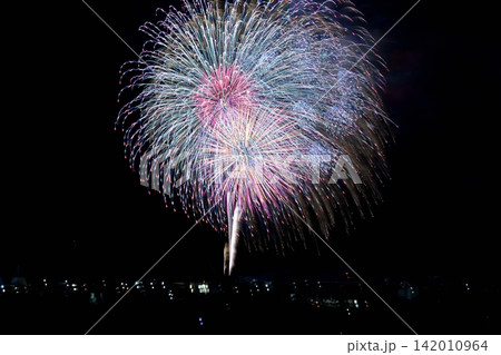 夜空に打ちあがる大花火 夜空に打ちあがる大花火 142010964