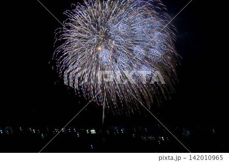 夜空に打ちあがる大花火 夜空に打ちあがる大花火 142010965