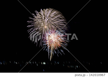 夜空に打ちあがる花火 夜空に打ちあがる花火 142010967