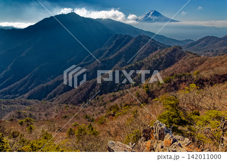 本社ヶ丸稜線・造り岩から見る三ツ峠と富士山 本社ヶ丸稜線・造り岩から見る三ツ峠と富士山 142011000