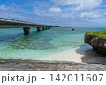 宮古島の美しい海と池間大橋を見上げる場所（沖縄県） 142011607