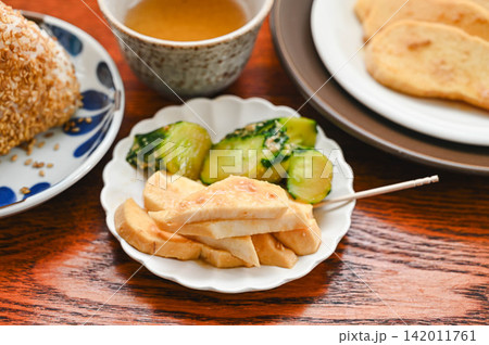 大和芋の味噌漬けと付け合わせのきゅうりの漬物 大和芋の味噌漬けと付け合わせのきゅうりの漬物 142011761