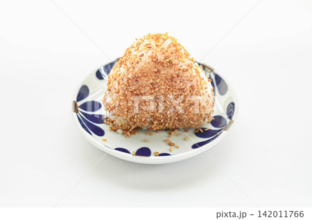 炒り白ごまをたっぷりとまぶした塩鮭のおにぎり 炒り白ごまをたっぷりとまぶした塩鮭のおにぎり 142011766