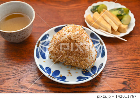 炒り白ごまをたっぷりとまぶした塩鮭のおにぎり 炒り白ごまをたっぷりとまぶした塩鮭のおにぎり 142011767