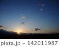 雲の隙間から見える夕日 142011987