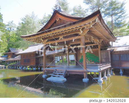 山梨県 身曽岐神社 能楽殿と神池 5月 山梨県 身曽岐神社 能楽殿と神池 5月 142012028