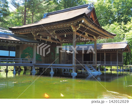 山梨県 身曽岐神社 能楽殿と神池 5月 山梨県 身曽岐神社 能楽殿と神池 5月 142012029