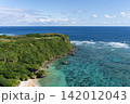 幸せ岬と呼ばれる果報バンタからの絶景と透明度の高い海（沖縄県うるま市・宮城島） 142012043