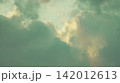 雲間から見える夕方の太陽 142012613
