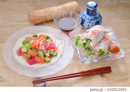 長芋料理(ながいも)の冷製アレンジ料理、山かけ(マグロ・サーモン)、冷しゃぶ肉の山芋千切り包み。 長芋料理(ながいも)の冷製アレンジ料理、山かけ(マグロ・サーモン)、冷しゃぶ肉の山芋千切り包み。 142012801