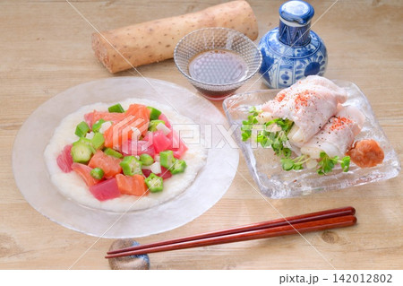 長芋料理（ながいも）の冷製アレンジ料理、山かけ（マグロ・サーモン）、冷しゃぶ肉の山芋千切り包み。 142012802