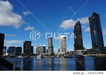 メルボルンの街とヤラ川の風景、オーストラリア メルボルンの街とヤラ川の風景、オーストラリア 142012909