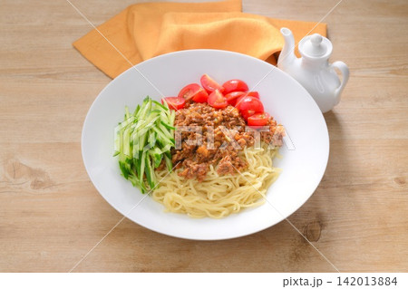 ジャージャー麺、リブート版。トッピングに胡瓜とミニトマト、肉味噌には絹豆腐、刻み漬物を加え。 ジャージャー麺、リブート版。トッピングに胡瓜とミニトマト、肉味噌には絹豆腐、刻み漬物を加え。 142013884