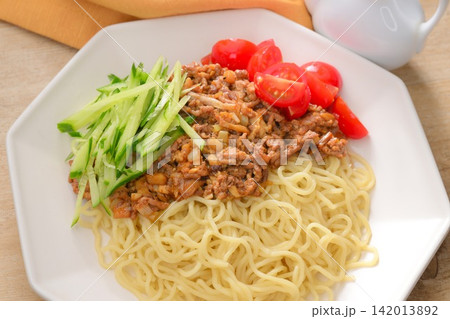 ジャージャー麺、リブート版。トッピングに胡瓜とミニトマト、肉味噌には絹豆腐、刻み漬物を加え。 ジャージャー麺、リブート版。トッピングに胡瓜とミニトマト、肉味噌には絹豆腐、刻み漬物を加え。 142013892