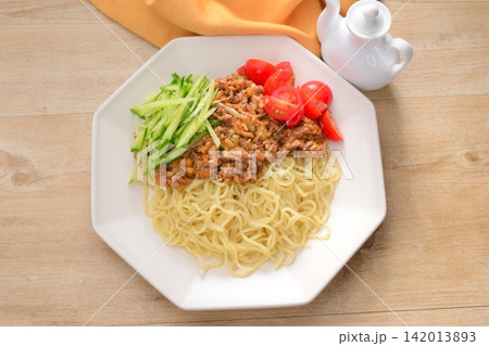 ジャージャー麺、リブート版。トッピングに胡瓜とミニトマト、肉味噌には絹豆腐、刻み漬物を加え。 142013893